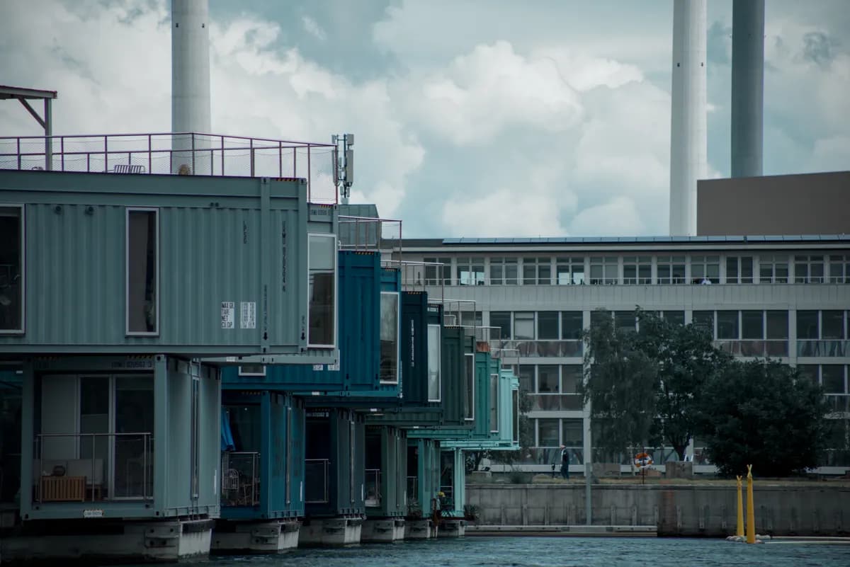 Imagen de ejemplo de BookNoFees: Edificios de viviendas en contenedores de colores con un embarcadero junto al agua