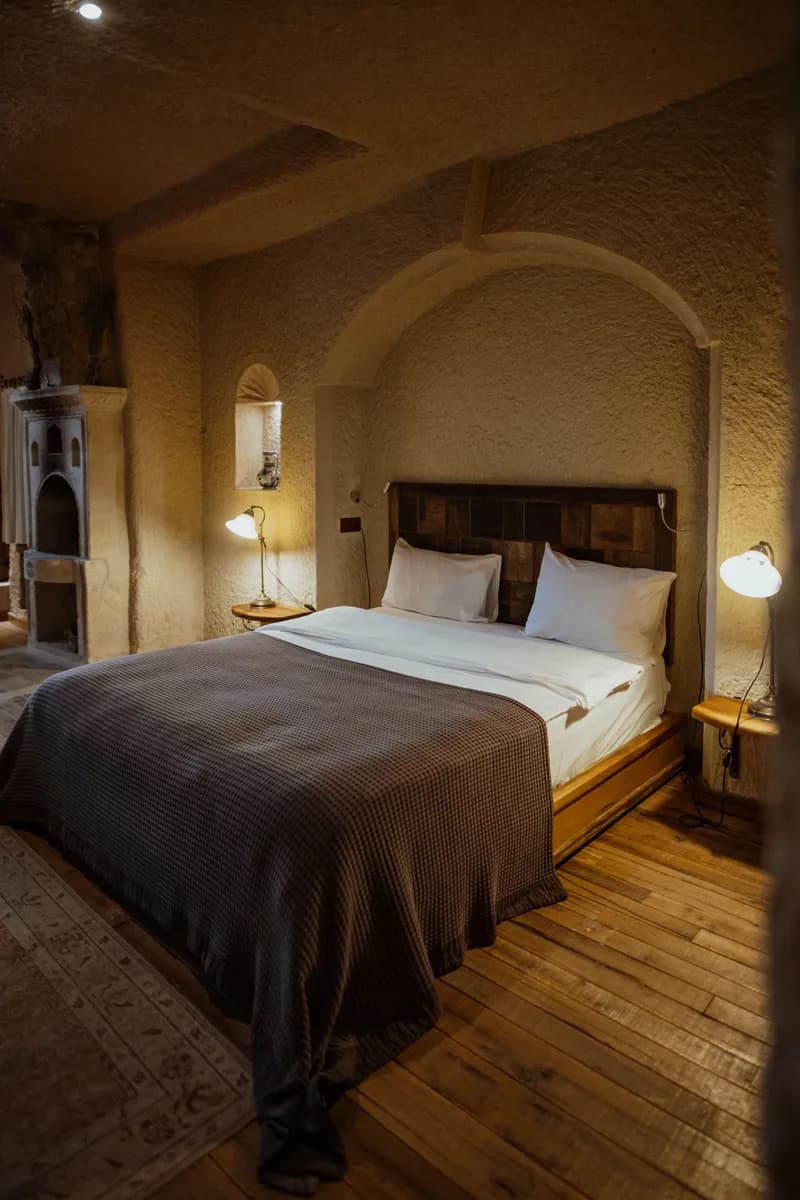 Imagen de ejemplo de BookNoFees: dormitorio con bóveda de roca clara y luz cálida