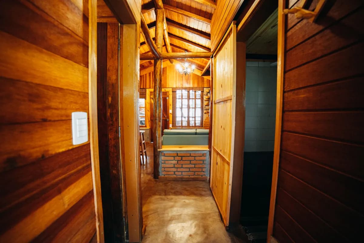 Imagen de ejemplo de BookNoFees: pasillo estrecho con paredes de madera y un asiento junto a la ventana