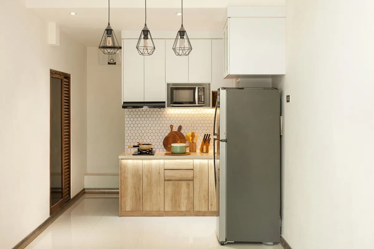 Imagen de ejemplo de BookNoFees: cocina compacta con frentes de madera, fogones y nevera