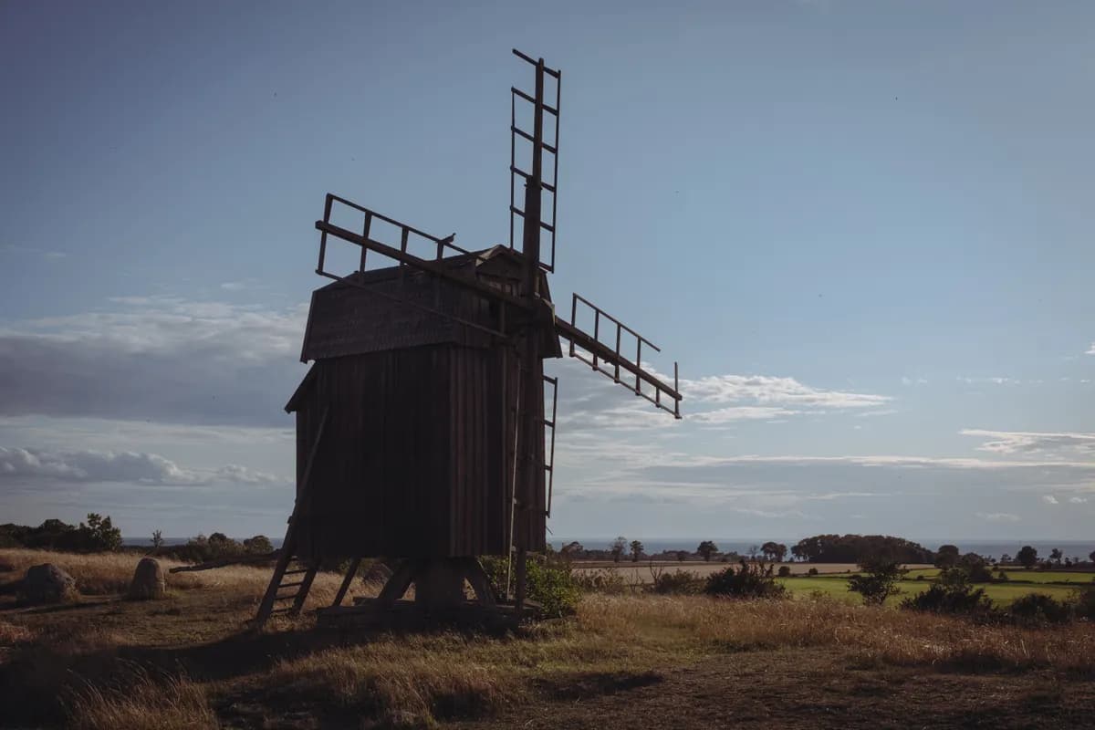 Imagen de ejemplo de BookNoFees: molino de viento de madera con aspas en un paisaje abierto