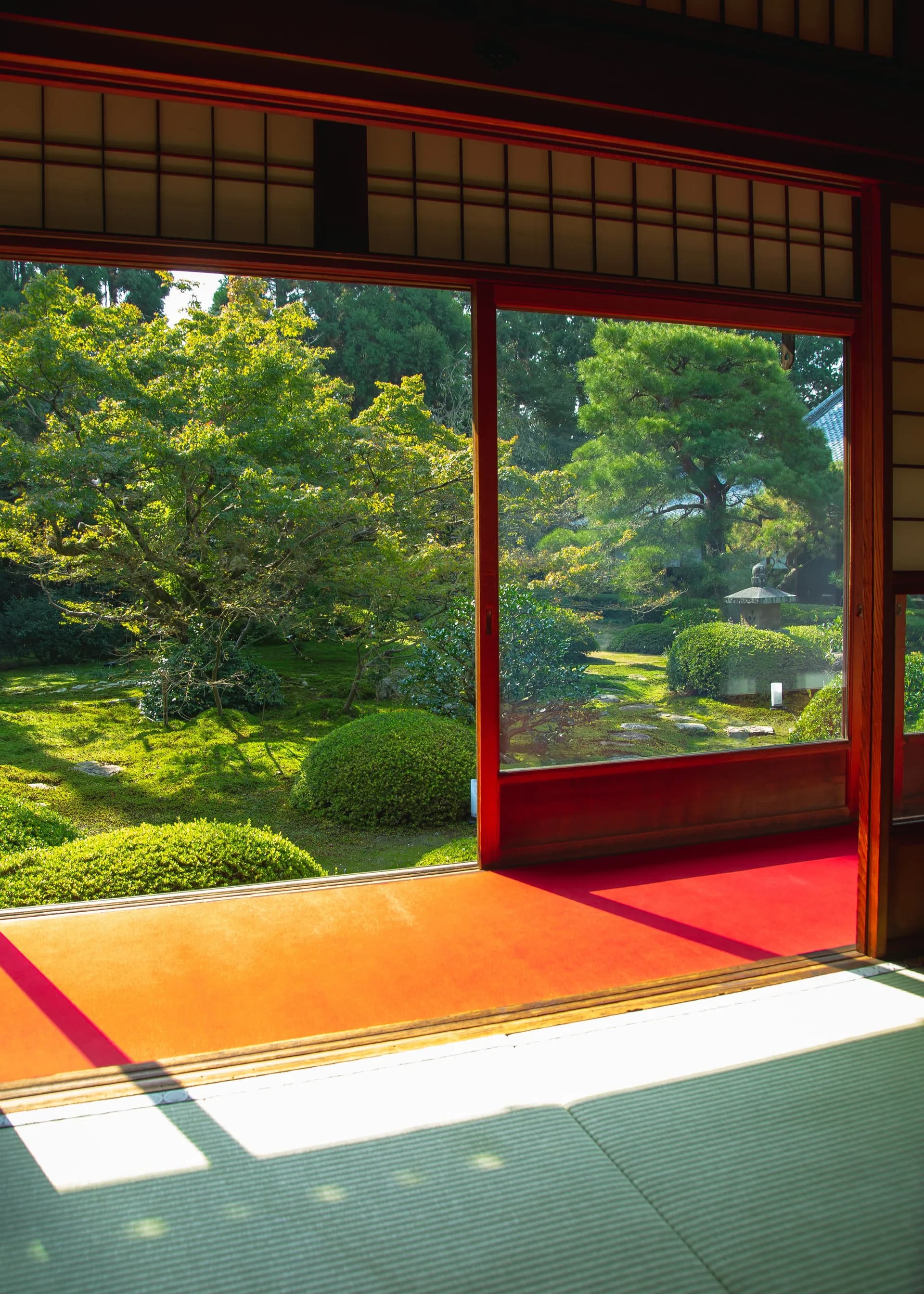 Imagen de ejemplo de BookNoFees: habitación japonesa con tatamis y amplias vistas a un jardín verde