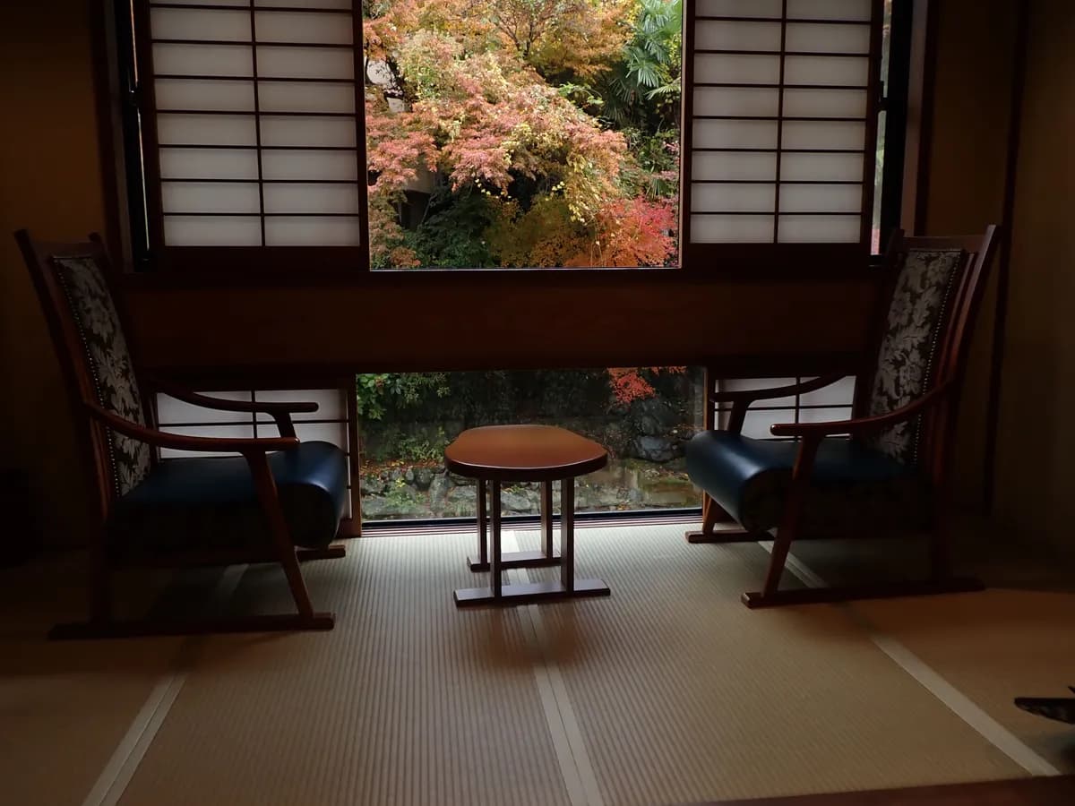 Imagen de ejemplo de BookNoFees: habitación con tatami, asientos bajos y vistas al jardín