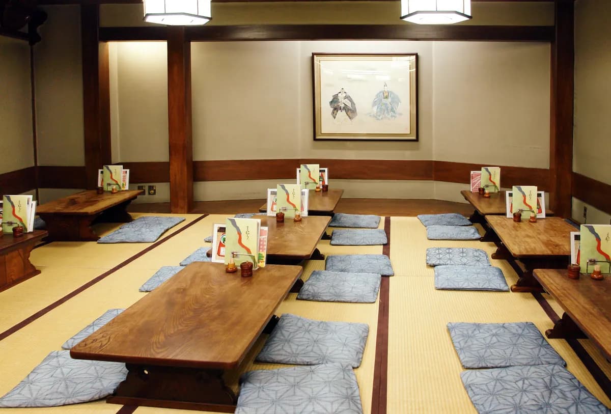 Imagen de ejemplo de BookNoFees: comedor japonés con mesas bajas de madera y cojines para sentarse sobre tatamis