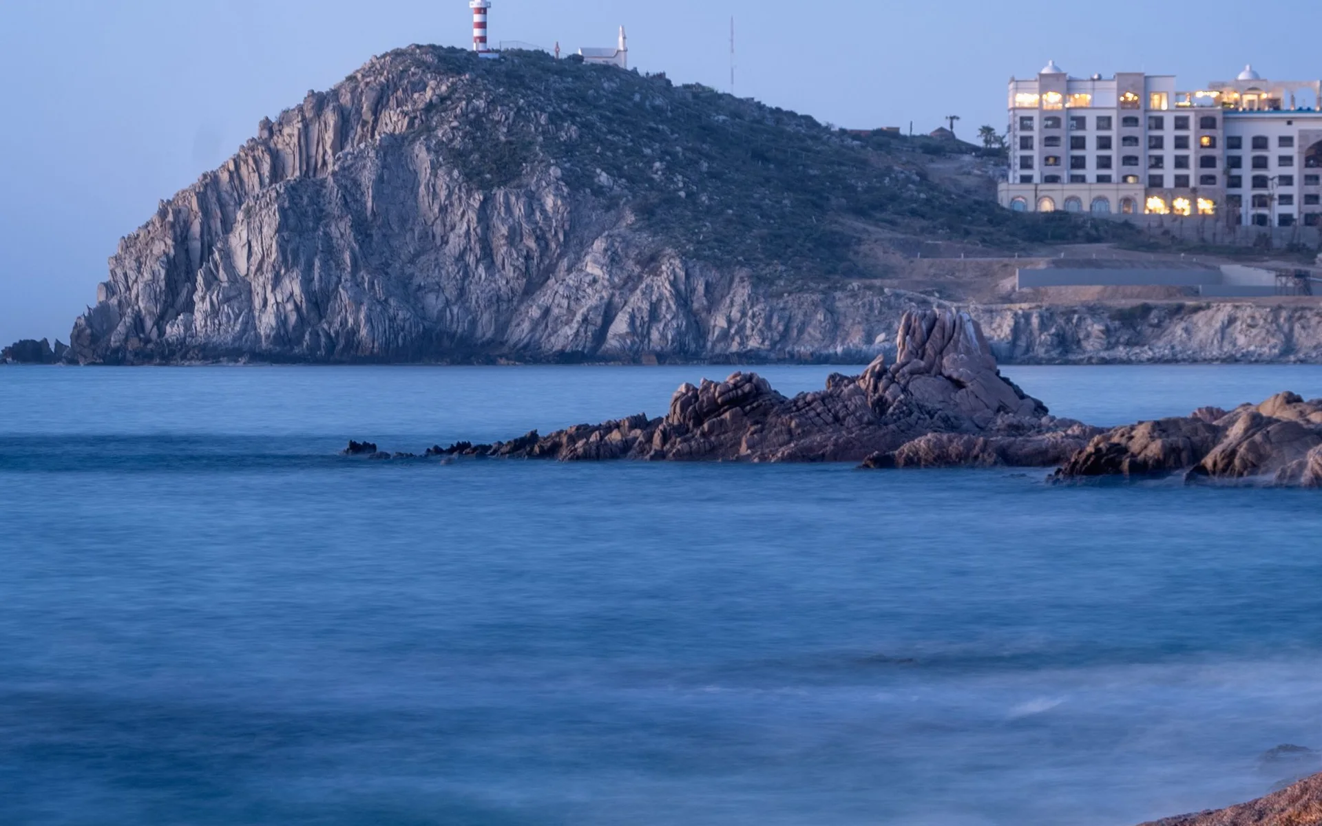 Costa rocosa con faro en Cabo San Lucas