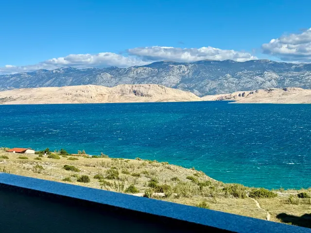 BookNoFees: Ático con vistas al mar y al Velebit – Pag