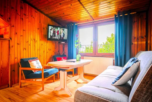 BookNoFees: Un tranquilo apartamento de madera con terraza y jardín – Jarosławiec