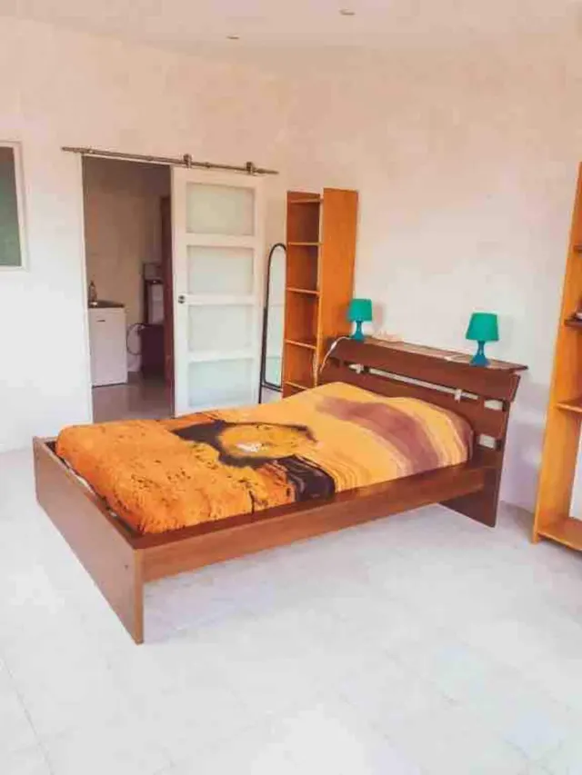 BookNoFees: Tranquilo bungalow con patio lleno de flores y cocina de verano – Agde