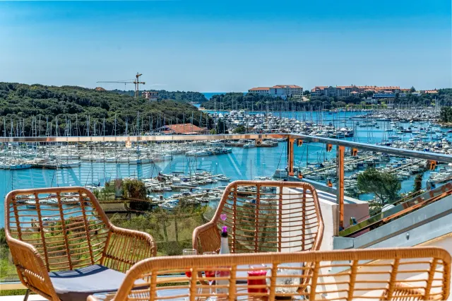BookNoFees: alquiler vacacional en Pula – Ático en Lidi con vistas al mar / 2 dormitorios + plaza de aparcamiento + ubicación inmejorable