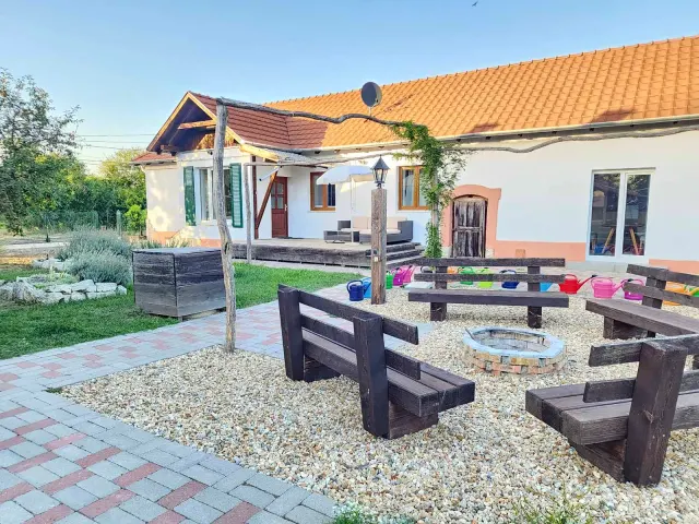 BookNoFees: Casa espaciosa y tranquila con jardín y hoguera – Tiszatardos