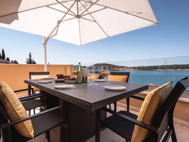 BookNoFees: Elegante piso de diseño con amplia terraza y vistas al mar, 1.ª planta – Rogoznica