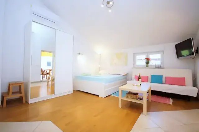 BookNoFees: Estudio Kamamila cerca de la playa, a 200 m de la playa – Medulin