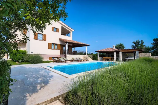 BookNoFees: Amplia villa con piscina y jacuzzi – Štokovci