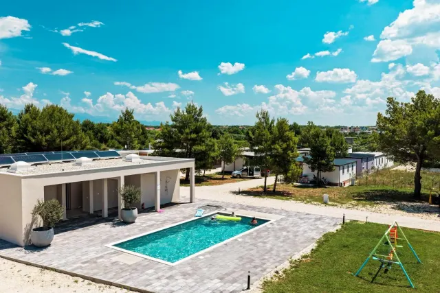 BookNoFees: Tienda móvil tranquila con piscina y vistas despejadas – Privlaka