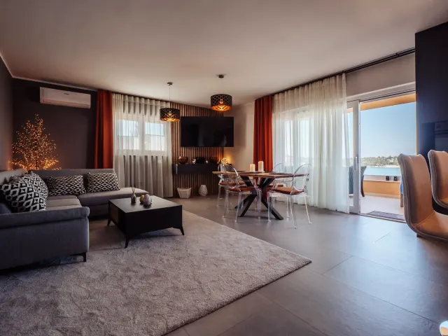 BookNoFees: Elegante piso de diseño con terraza y vistas al mar, planta baja – Rogoznica