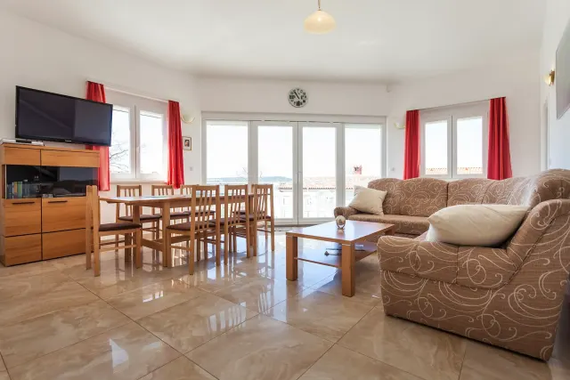BookNoFees: Villa de diseño arquitectónico con vistas al mar, ideal para grupos numerosos y con tumbonas gratuitas en la playa – Medulin