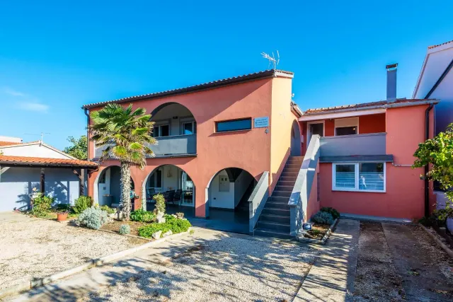 BookNoFees: Apartamento en un jardín tranquilo con balcón cubierto – Vir