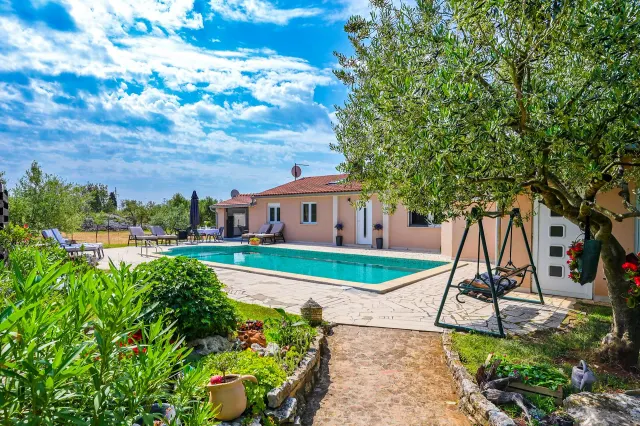 BookNoFees: Casa de vacaciones «Una» con piscina privada y jardín – Fazana