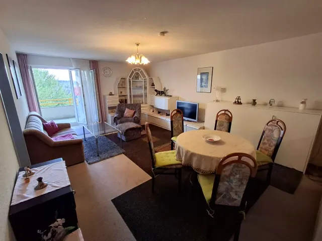 BookNoFees: Apartamento tranquilo con balcón y vistas a los árboles – Gailingen