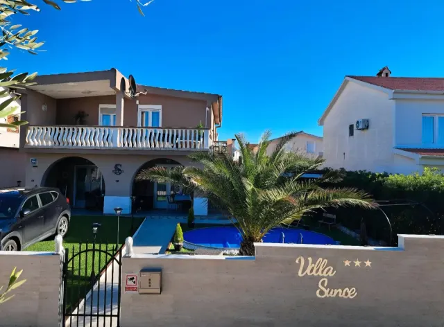 BookNoFees: Elegante apartamento con piscina, jacuzzi y jardín – Vir
