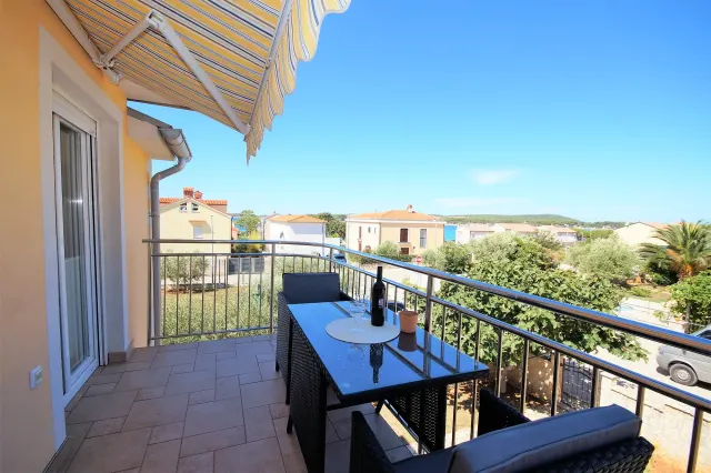BookNoFees: Acogedor apartamento con vistas al mar y balcón – Medulin