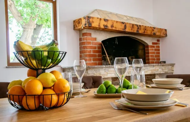BookNoFees: Tranquila villa rústica con piscina privada – Posedarje