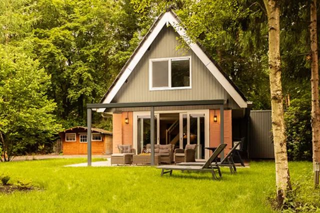 BookNoFees: Casa independiente en el bosque con jardín vallado y zona de juegos – Norg