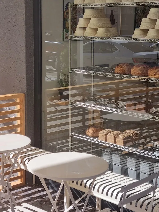BookNoFees: Cafetería – Baca Bread Club – Istanbul – Lee «Bread Club», foto 1