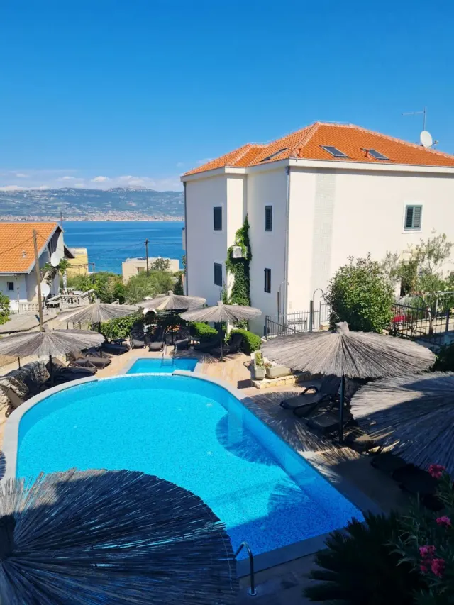 BookNoFees: Apartamento tranquilo con piscina y zona de barbacoa – Slatine