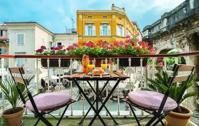 BookNoFees: alquiler vacacional en Pula – ¡Porta Aurea! Un balcón romántico con unas vistas maravillosas