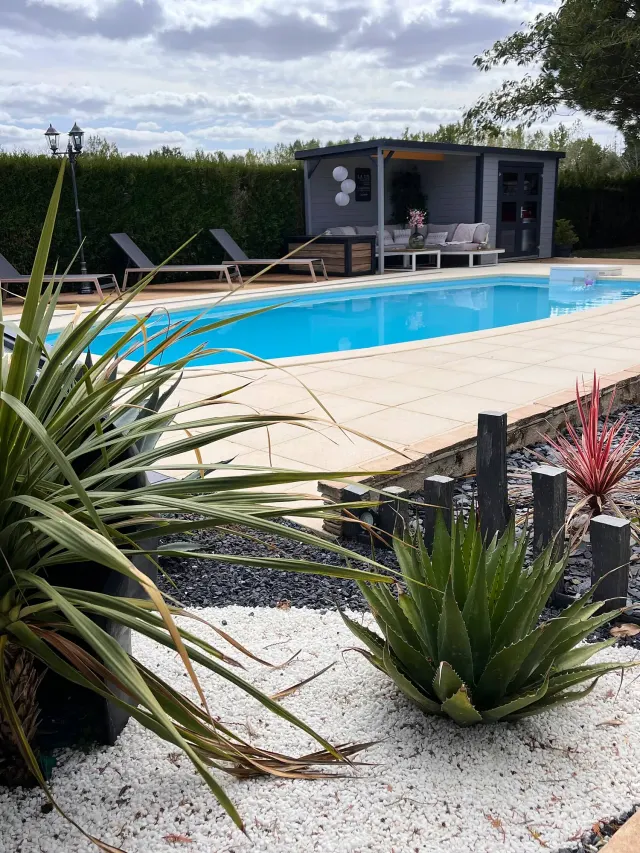 BookNoFees: Casa rural con encanto, piscina privada y cabaña de paja – Gennes-Val-De-Loire