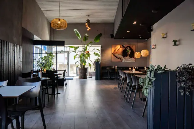 BookNoFees: Café Phenix - Amager, Copenhagen