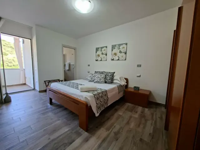 BookNoFees: Apartamento tranquilo en el centro, con balcón y vistas a la montaña – VILLASIMIUS