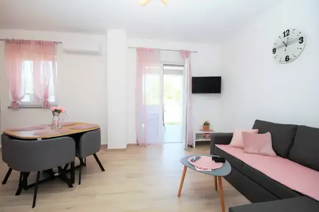 BookNoFees: alquiler vacacional en Fažana – Manu B: piso en planta baja con plaza de aparcamiento y cerca de la playa