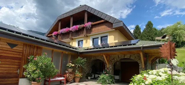 BookNoFees: Elegante apartamento con jardín y chimenea – St. Michael Im Lungau