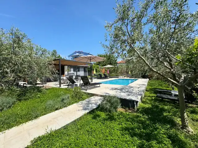 BookNoFees: Piso de 2 habitaciones «Meme 2» con piscina, cerca del casco antiguo – Pula