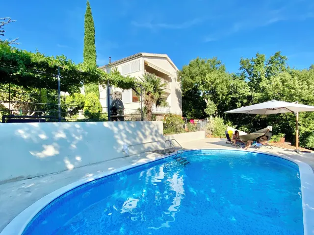 BookNoFees: Villa Theresa, Croacia: apartamento de vacaciones con piscina, jacuzzi, sauna y cocina al aire libre – Donji Zagon