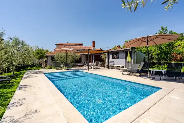 BookNoFees: Amplio apartamento Meme 1 con piscina en Pula – Pula