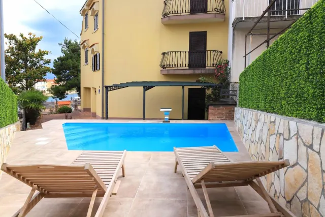 BookNoFees: alquiler vacacional en Malinska – Una tranquila villa con piscina y balcón frente al mar