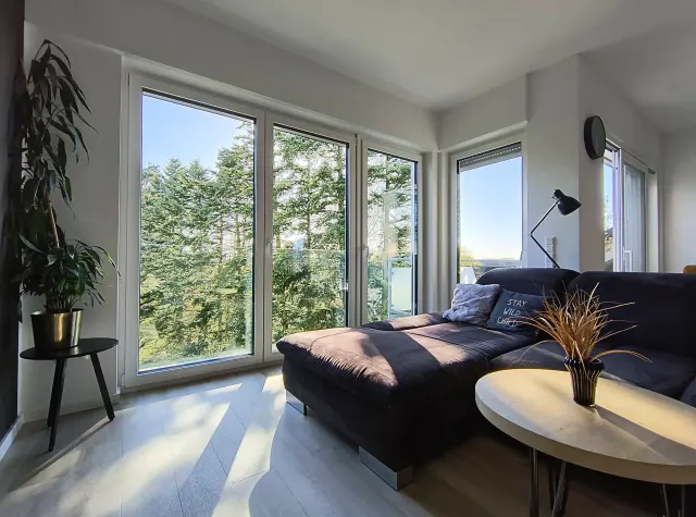 BookNoFees: Elegante apartamento con balcón y vistas a un patio ajardinado – Hamm