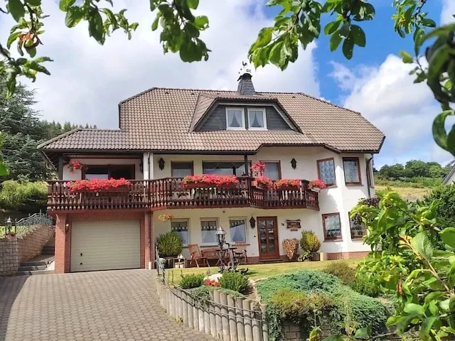 BookNoFees: Tranquilo apartamento de vacaciones a orillas del bosque con terraza propia – Winterberg