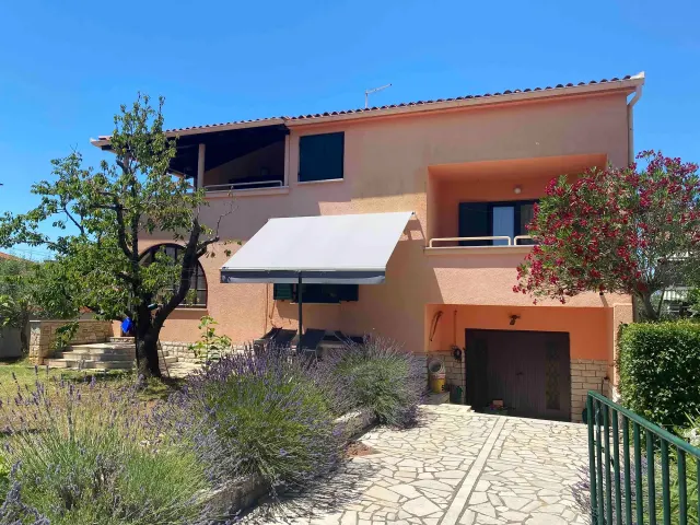 BookNoFees: alquiler vacacional en Fažana Valbandon, Condado de Istria, Croacia – Exterior de una casa de vacaciones de dos plantas con jardín, lavanda y un sendero de piedra