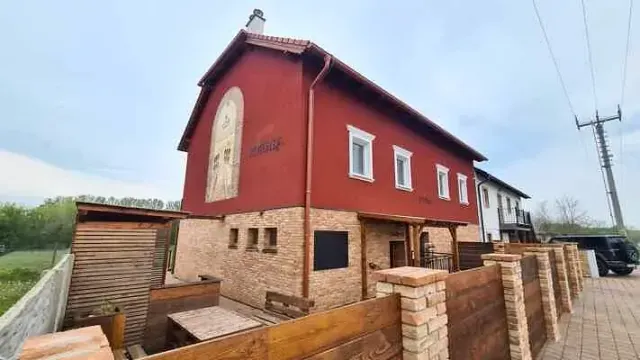 BookNoFees: Una casa tranquila y elegante con bodega – Jevišovka