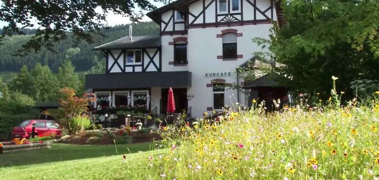 BookNoFees: Cafetería – Café am Kurpark – Lennestadt – Cafetería junto al parque termal, foto 1