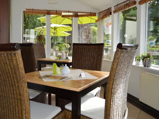 BookNoFees: Cafetería – Café am Kurpark – Lennestadt – Cafetería junto al parque termal, foto 2