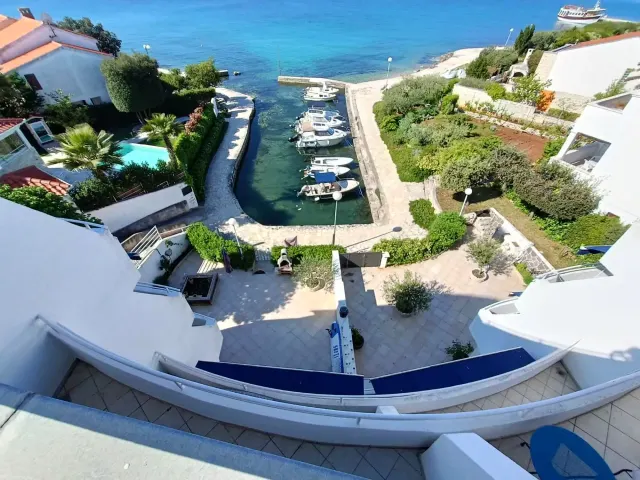 BookNoFees: Apartamento tranquilo en el centro con balcón con vistas al mar – Petrcane