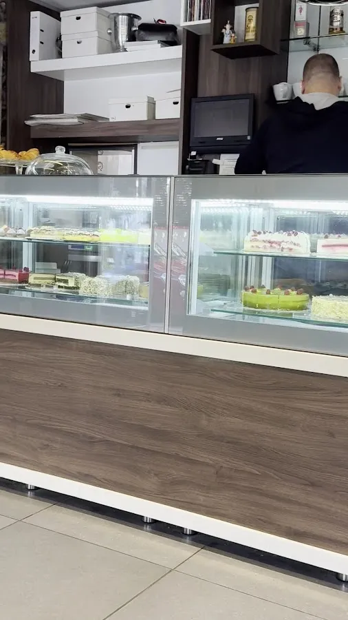 BookNoFees: Cafetería – Kavarna Čopomana – Ljubljana – Cafetería Čopomana, foto 3