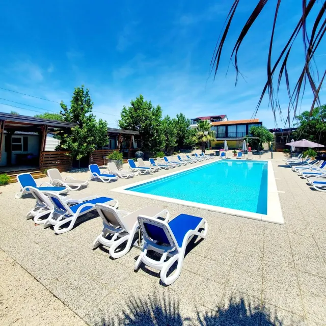 BookNoFees: Tranquila casa móvil familiar con terraza y piscina – Turanj