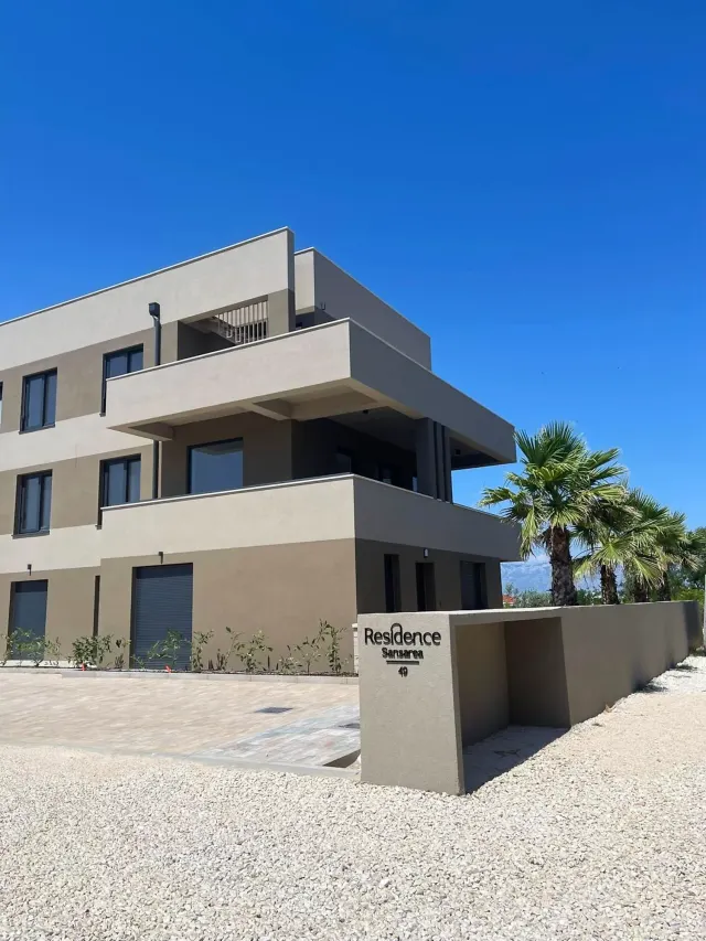 BookNoFees: Apartamento recién renovado con terraza y plaza de aparcamiento – Privlaka