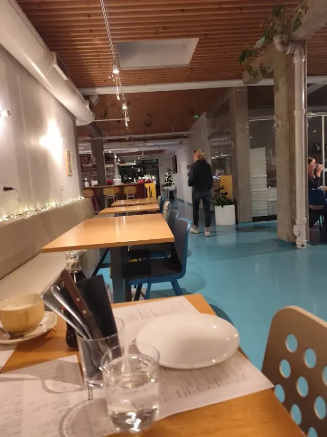 BookNoFees: Restaurante – Trappa – Ljubljana – Escalera, foto 2